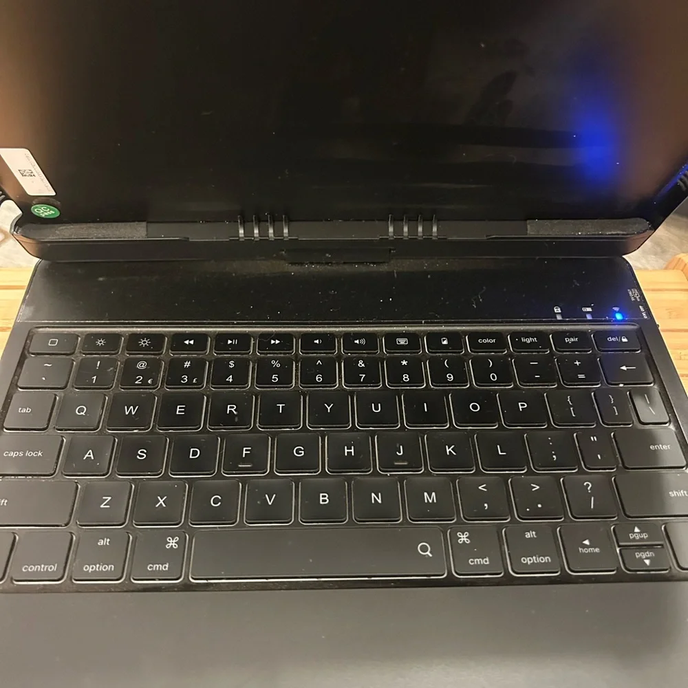 Apple iPad compatible folio case with keyboard